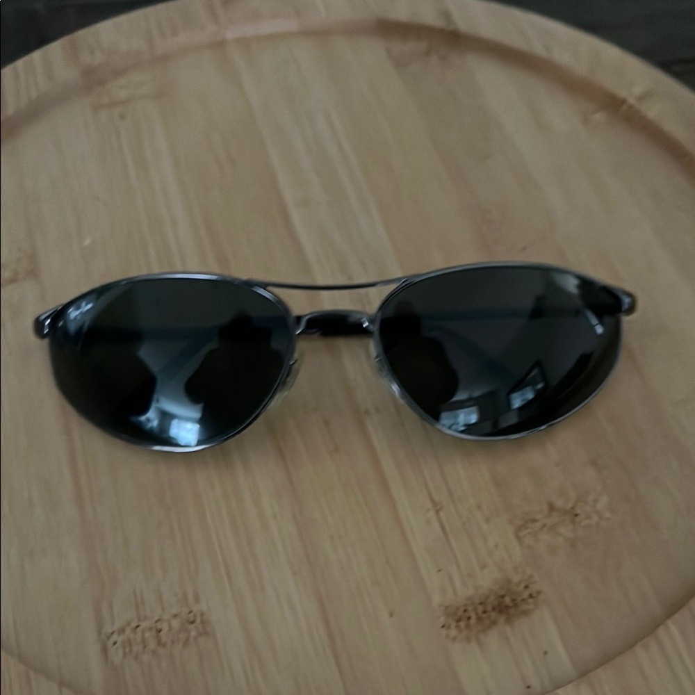 Sleek Gun Metal Aviator Sunglasses with Metallic Frame